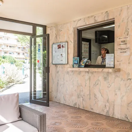 Pierre & Les Jardins Ombrages מלון דירות