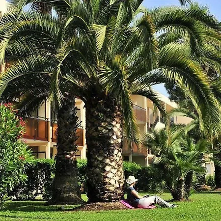 Aparthotel Pierre & Les Jardins Ombrages 3*