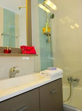 Pierre & Les Jardins Ombrages מלון דירות מאנדליה-לה-נאפול