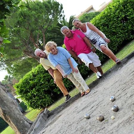 Aparthotel Pierre & Les Jardins Ombrages 3*